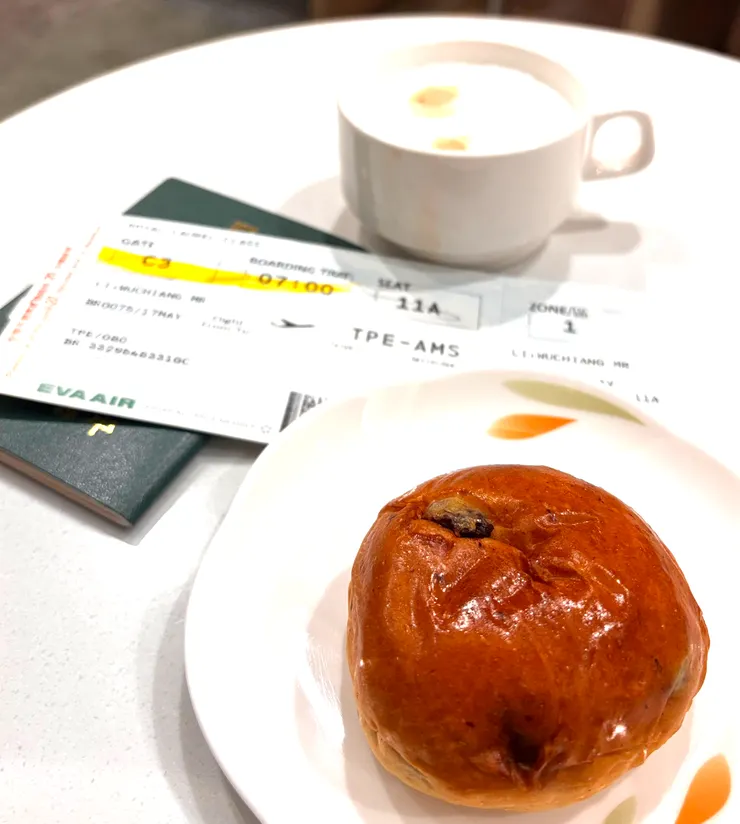 上機前，可以有個空間吃點餐點，喝點小酒，茫茫的上機