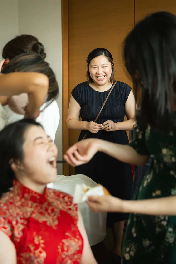 我們硬是在捕妝間隙塞了兩片披薩給新娘，接下來還有好多儀式呢