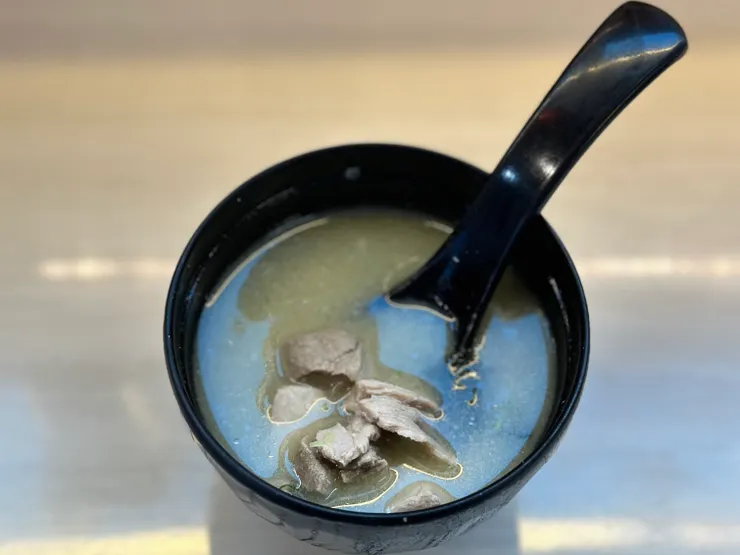 因為黑鮪魚太多人幫襯了，等候需時，店家為表歉意，送上一碗鮮魚味噌湯，裡面有滿滿的魚肉，鮮味濃郁！
