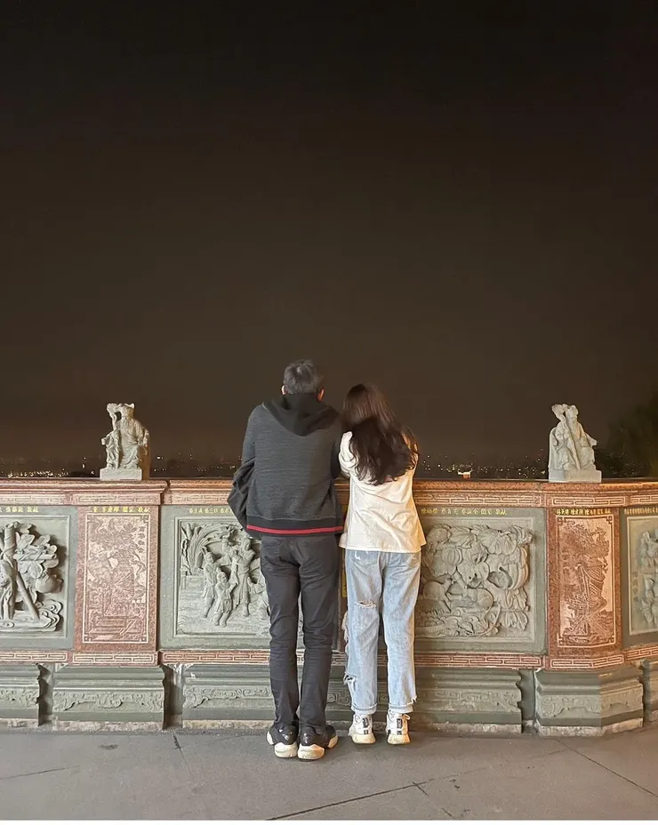 我特意請顯卡苦主傳了一張背面的照片，沒想到這張照片超有質感的！