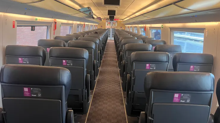 火車車廂較寬敞舒適好活動