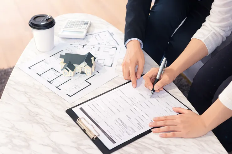 連公教都貸不到8成！近期PTT熱議，1300萬預售屋銀行鑑價僅1210萬，導致資金缺口。本文深入分析銀行鑑價低於成交價的3大主因（銀行法水位、實登落後、風險控管），並提供預售屋交屋族自救3招，教你守住低利率，避免斷頭違約！