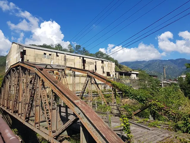古河橋與背後的本山製鍊所