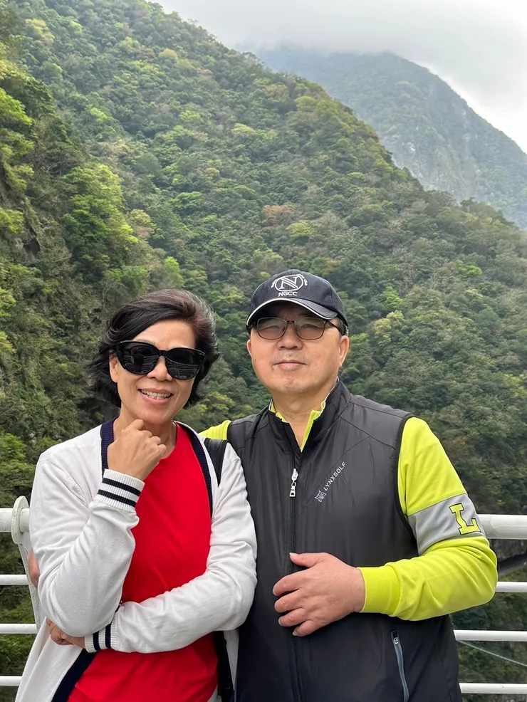 【山月吊橋上的裕釗、明珠。佳源攝。】