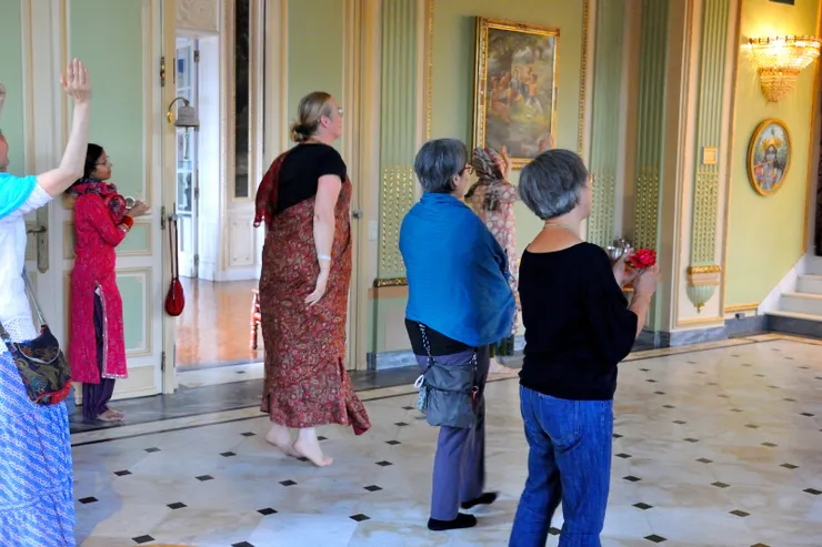 【至尊主是他內心一切悅樂的源泉，在桑克伊爾坦中綻放最純潔的笑！在神廟大廳唱誦起舞的奉獻者。所謂桑克伊爾坦(sankirtana)，就是聚眾或集體吟唱神的聖名。】