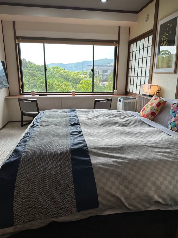 房間的大玻璃窗，採光極佳!