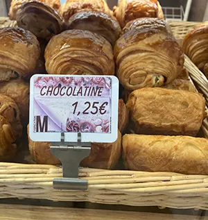 在這裡巧克力麵包叫做Chocolatine，不是Pain au Chocolat(法國其他地方都這樣講)，點錯會被糾正喔