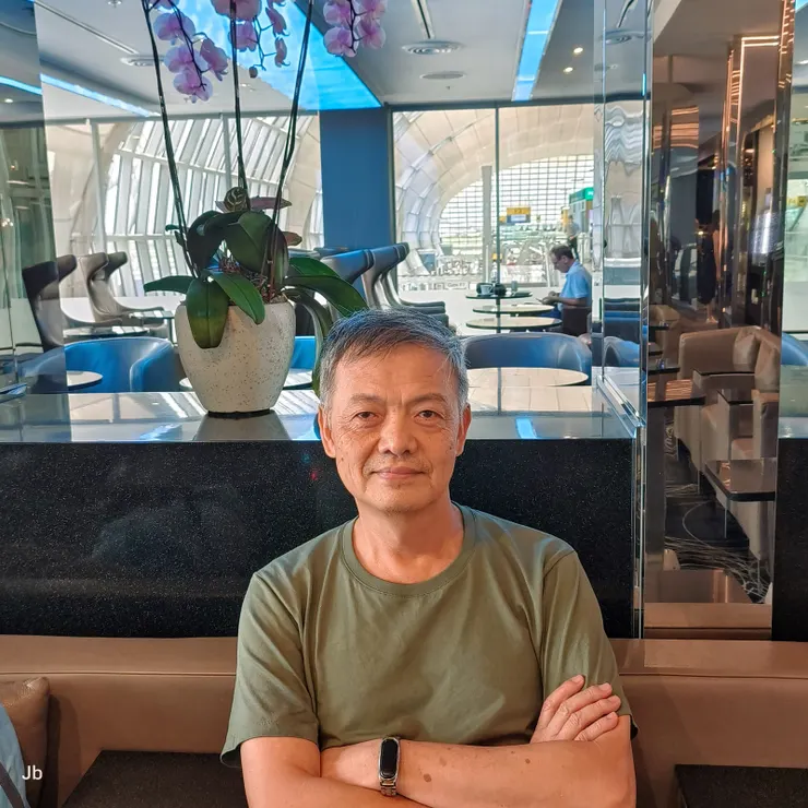 【兩間貴賓室兩段航程三部影片！在曼谷機場貴賓室，跟著輔助人員到這裡，但已吃不下 什麼東西了。】