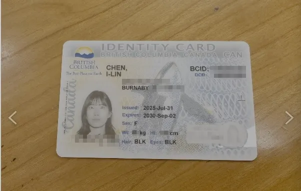 拍照完照片可以說不用太期待，因為朋友先預告BCID的證件照很像嫌疑犯哈哈哈哈