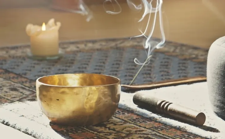 在撫摸按摩或做愛時,仔細尋找旁邊音樂裡的節奏並跟隨著做動作。圖片取自 https://www.cosmopolitan.com.hk/cosmobody/singing-bowl-benefits