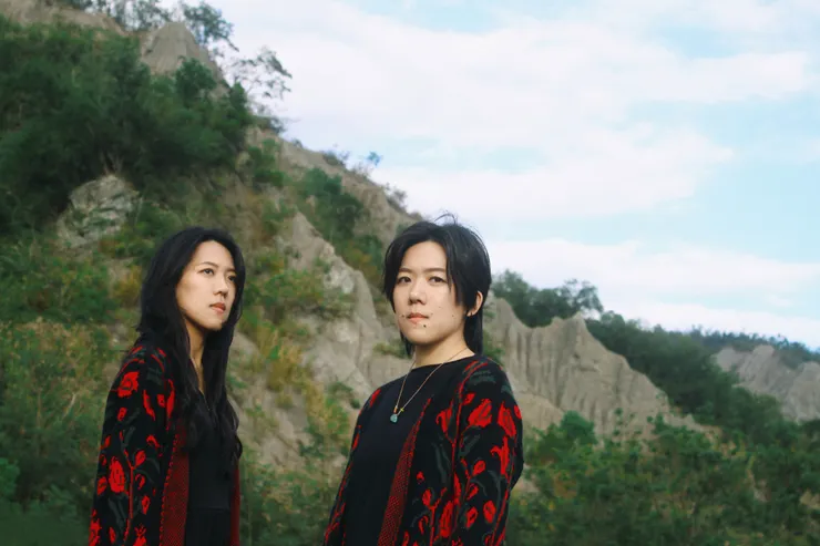 專輯集結金曲製作團隊，跨界詩人與音樂人共譜，撞擊出依錚依靜的全新風貌。(圖／風潮音樂 提供)