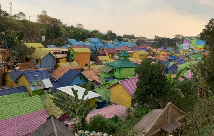 俯瞰 Kampung Tridi 彩虹色的一邊