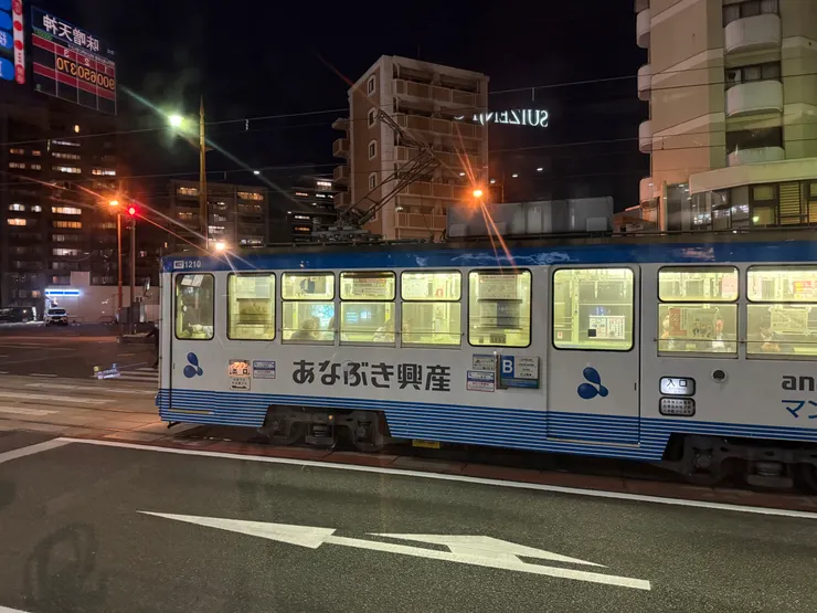 跟路面電車一起等紅綠燈