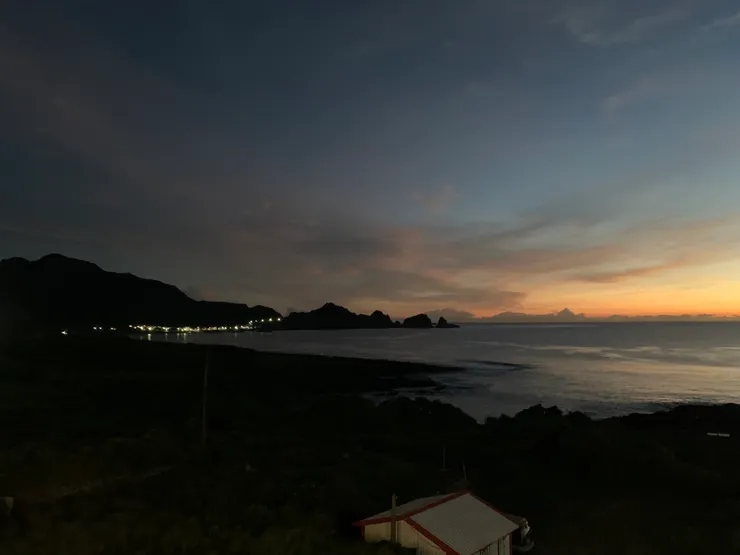 清晨五點的野銀部落，可以看到遠方的東清部落還有著些許燈光，整個小島即將甦醒