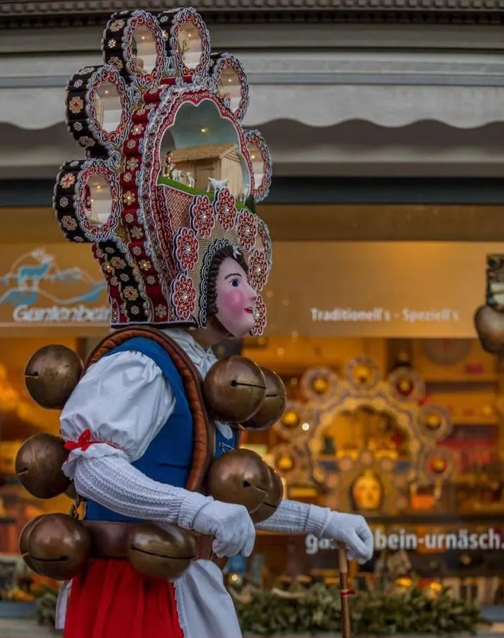 漢斯魯艾迪及他最得意的作品。(照片提供/漢斯魯艾迪.丁)