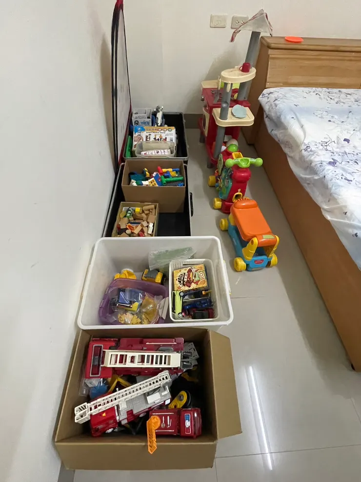 原本放在地上，雖然有分類好，但看起來還是很亂