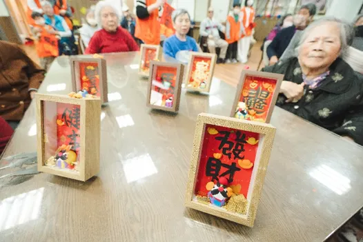 長輩完成作品，各個非常有成就感。