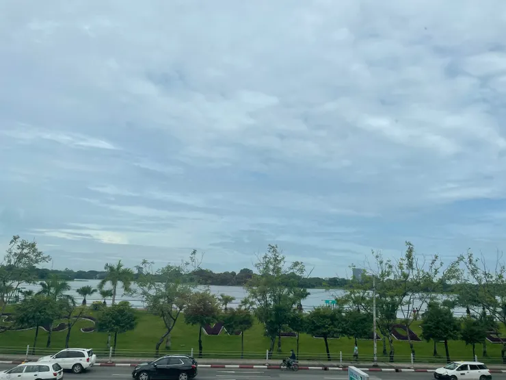 茵雅湖對面的Origin咖啡廳視角