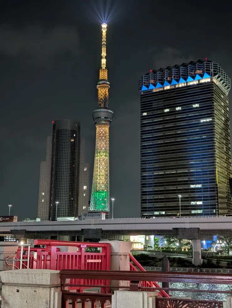 夜晚隔著海的晴空塔