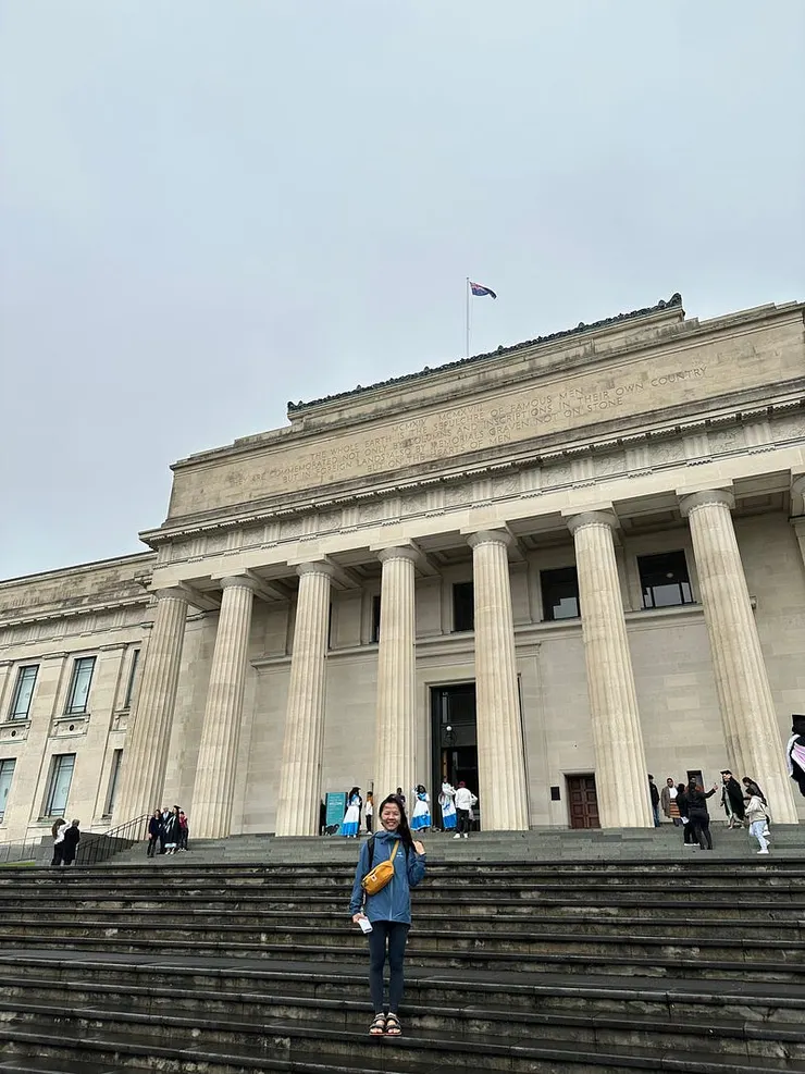 狂風暴雨之中與戰爭博物館大門合影