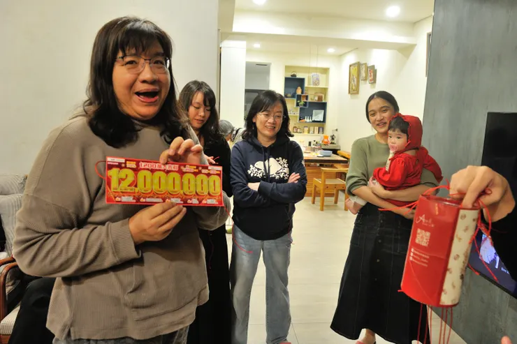 【年夜飯發紅包視訊直播天涯咫尺！今年兒子和拉拉設計了抽紅線摸彩節目，最大奬5千元。麗玉抽中刮刮樂，一券在手，希望無窮。附帶一提，今年最大獎係先由JB抽到再抽一次後抽中。】