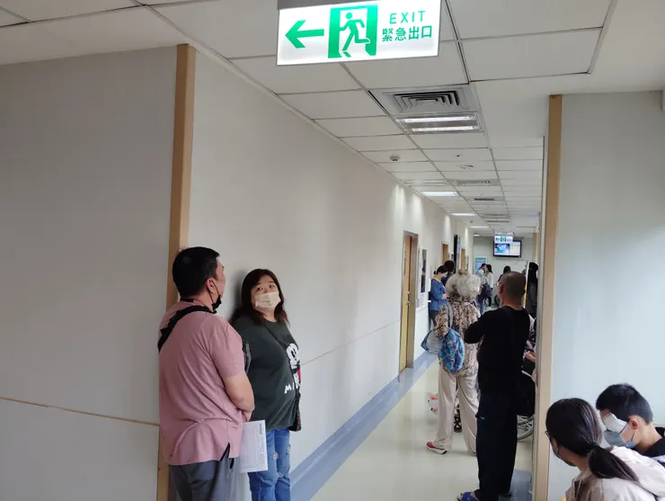 VS_NJ門診的專屬空間──診間前的空間格局嚴格說來不算是「廳」，而更像「廊」了。每回的例診這兒總擠滿了各樣的候診病人，而且通常約了早上的診，都會誇午等到兩點才入診