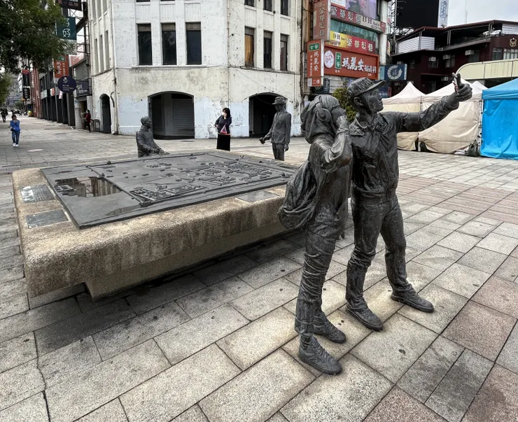 西門1號出口雕像