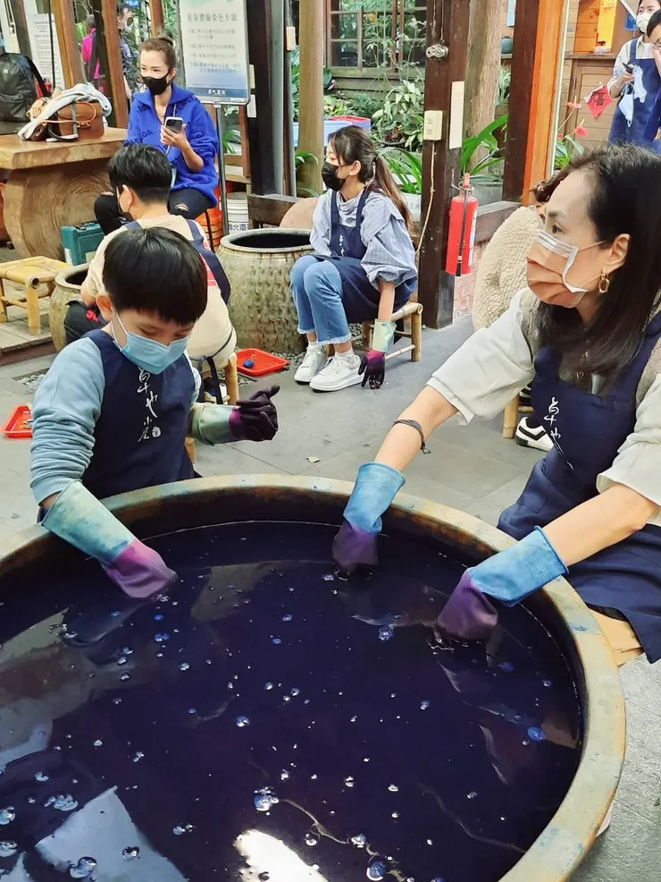 我與孩子專注做藍染，因為浸泡有規定次數與秒數，要在心裡默數。