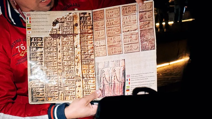 導遊先以照片解說