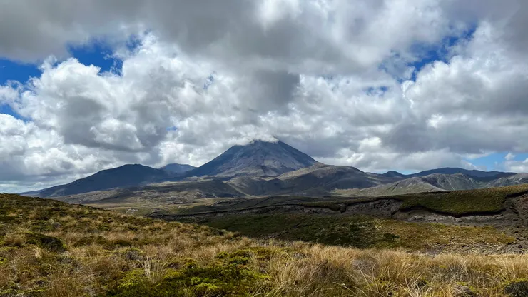 東加里羅山(Mt. Tongarrio),那魯霍伊山(Mt. Ngauruhoe)應該在後面雲深不知某處......