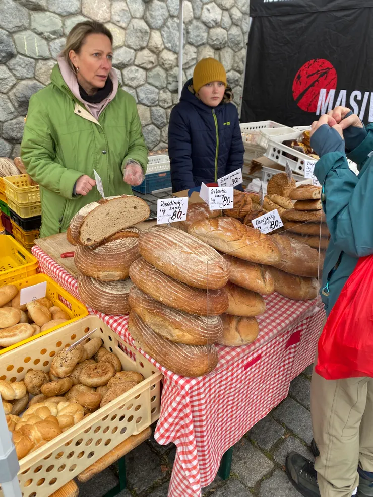 ▲現場賣的捷克麵包多樣，像是傳統黑麥酸種麵包、牛角麵包、雜糧麵包，還有捷克特色的罌粟籽蛋糕（Ｍakovec）、薄煎餅（Špalatínky）…等。