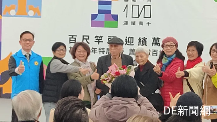 蕭仁徵百歲書畫展，接受畫友及學生獻花。(記者曾金萬/攝)