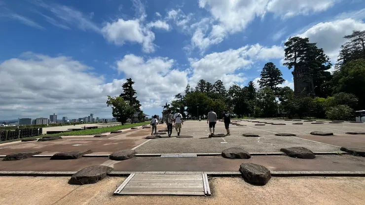 即使天守已不在,這邊仍是熱門景點。