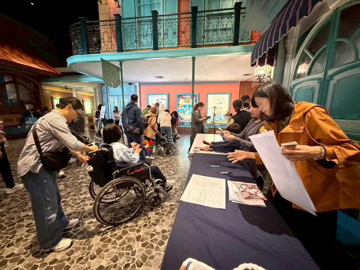 以輪代步的族群，打從踏出家門那一刻就處處是礙~秀泰影城硬體環境友善無障礙。