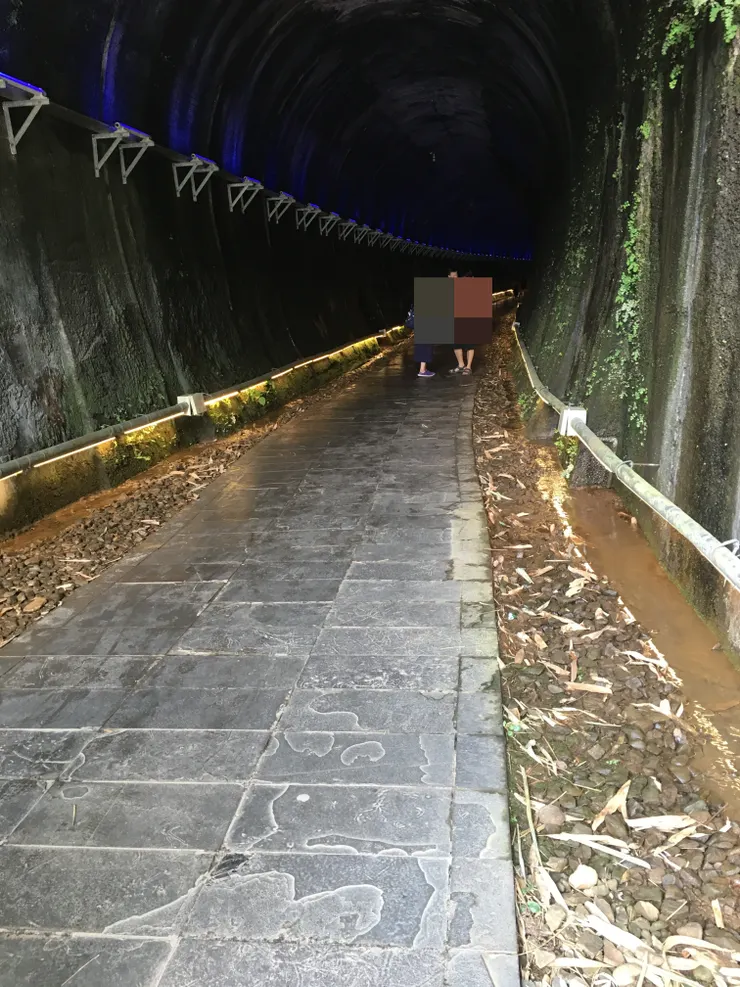 一靠近隧道入口，感受到陣陣涼意襲來