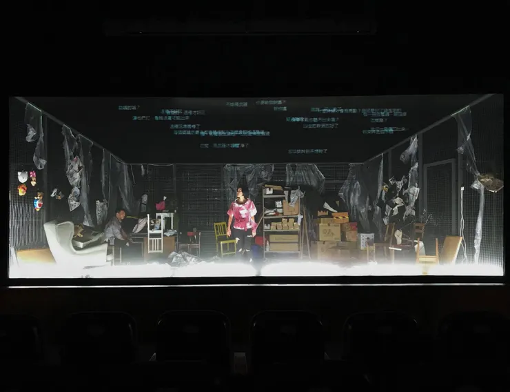 鐵玫瑰的舞台比較寬，想做出角色在魚缸裡的感覺