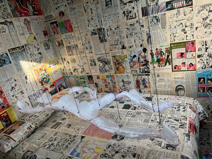 牆壁貼滿了報紙並在上面用糖霜塗鴨創作的房間一隅