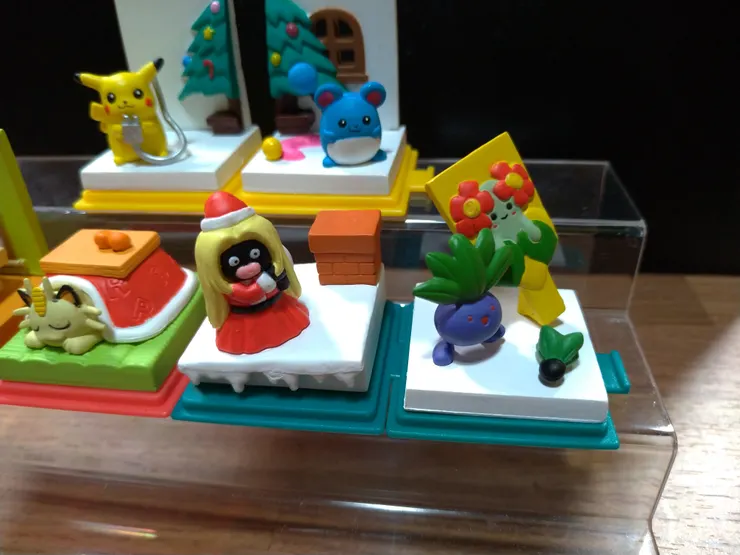 迷唇姐&走路草，迷唇姐也是聖誕系列，走路草看起來是在玩羽子板