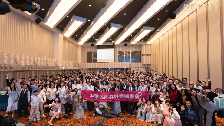 共好發展總會學員攜家人於活動現場合影，共同慶祝總會協助2500個家庭提升生活品質，邁向更輕鬆的未來。