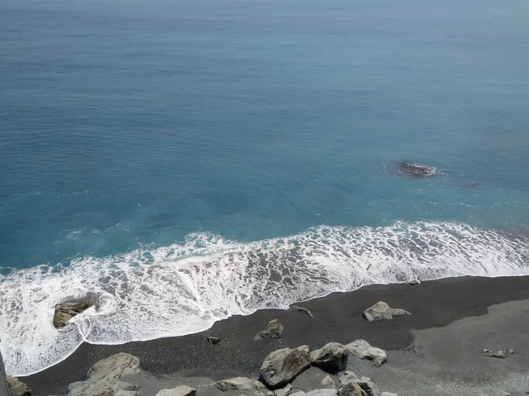 出口就是豁然開朗的海岸線。春天水氣重，迷迷濛濛的。