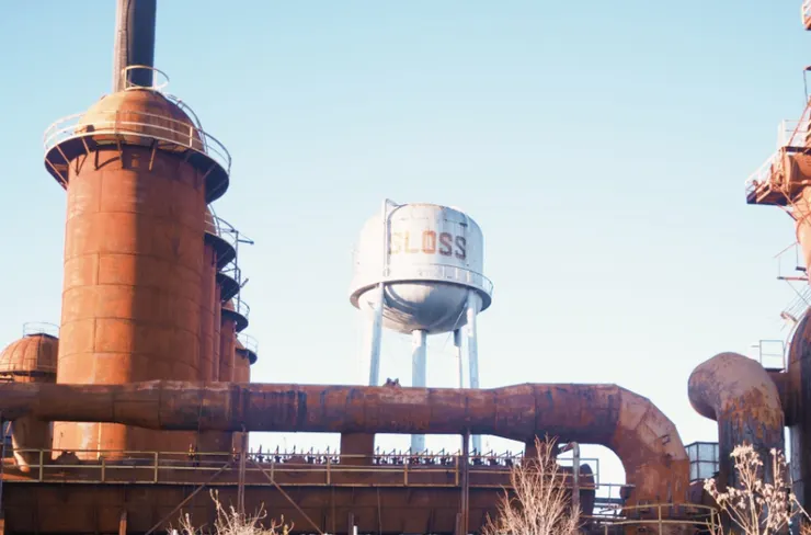 Sloss 鋼鐵工業遺址,高聳的水塔上仍清晰可見公司名稱。