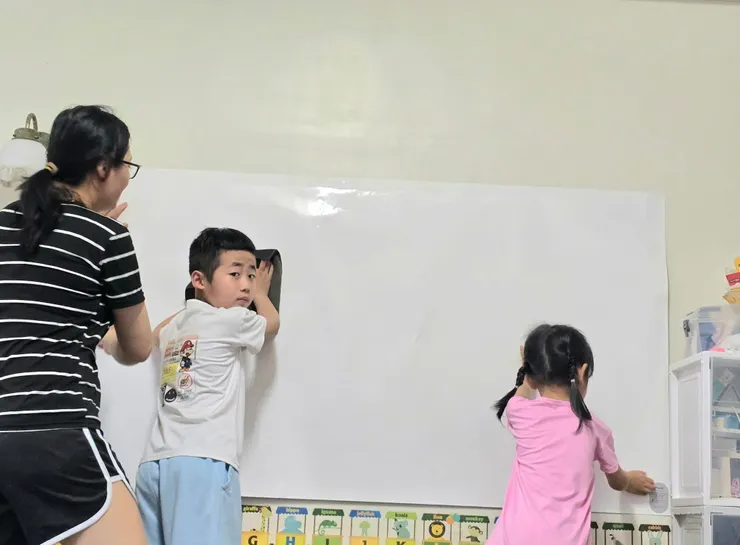 體驗愛塗鴉寶貝看過來!可自由裁切、牆壁、木板隨處可黏、白板