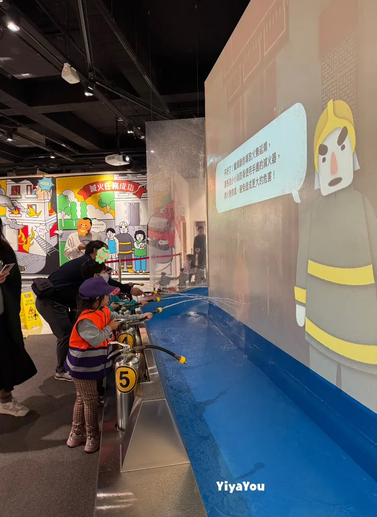 還有滅火體驗,讓孩子學習如何用滅火器噴水