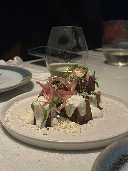 台北松山區時尚餐酒館｜藍色大門後的時髦 Bottless 非