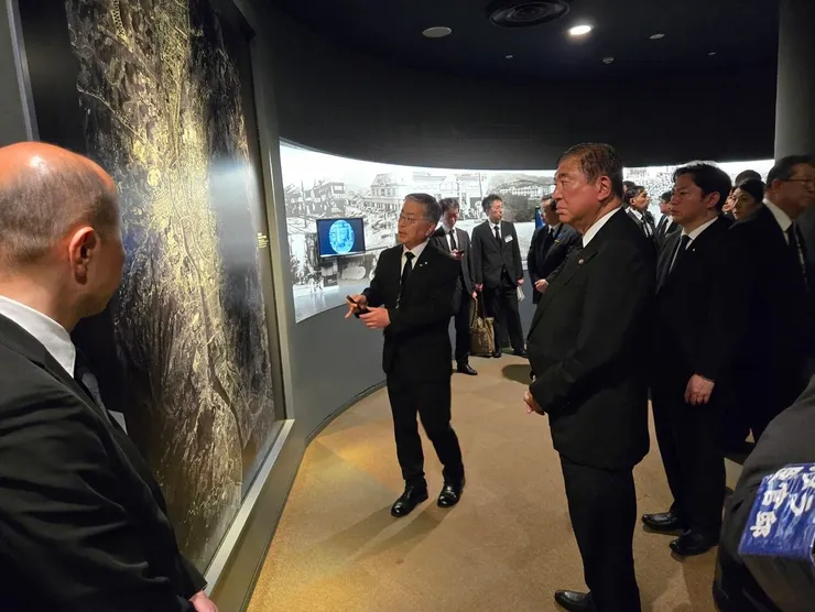 石破茂與長崎原爆資料館（石破茂臉書）