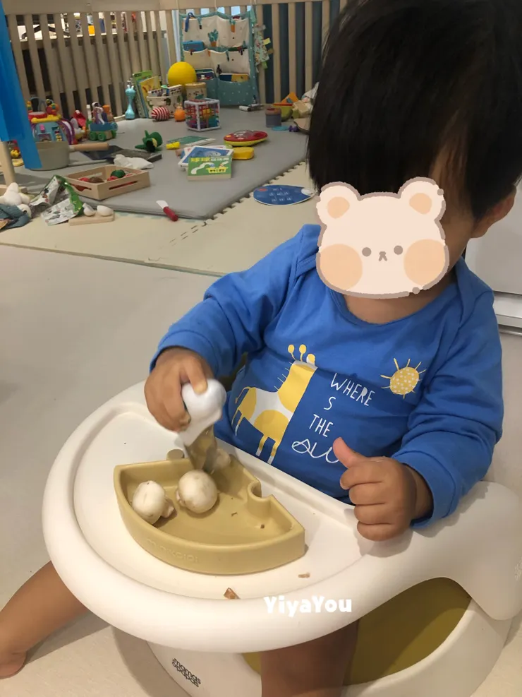一歲時讓他切蘑菇，我才有時間可以備餐