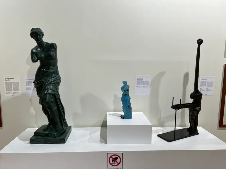 有抽屜的維納斯（Big Venus de Milo with drawers）。最右邊的那個雕像叫做「長頸鹿維納斯（Venus Giraffe），她的脖子被拉長了，腹部伸出一個抽屜，用拐杖支撐著。