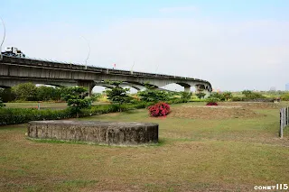 由左至右為南端現存第1~5座橋墩基座，左邊則是第三代高屏大橋