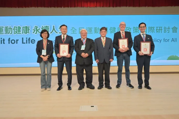 (由左至右)衛福部賈淑麗副署長、韓國釜山大學生醫研究所朴鐘煥教授、衛福部吳昭軍署長、教育部體育署洪志昌副署長、澳洲斯文本科技大學Neville Owen教授和日本東京大學醫學院公共衛生學研究所健康教育與健康社會學系鎌田真光教授共同合影。(圖/國健署提供)