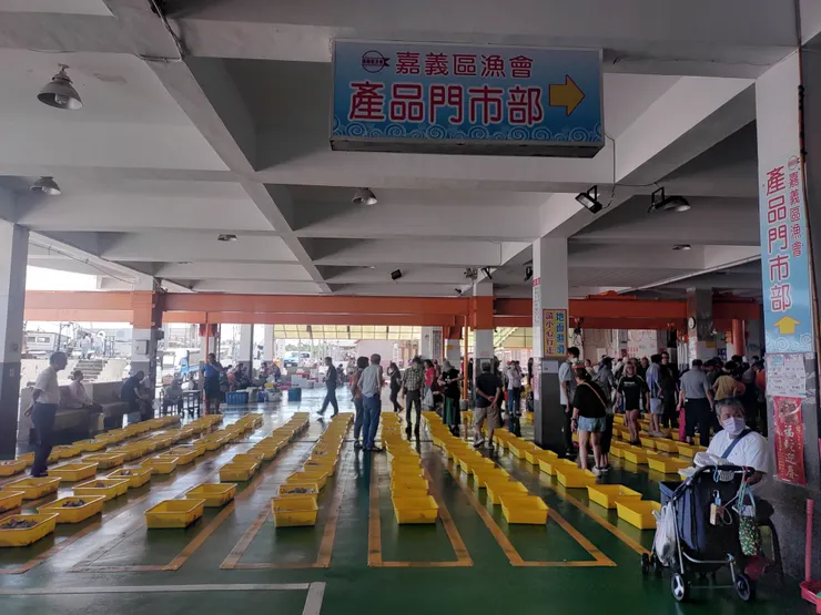 議價魚貨的人群